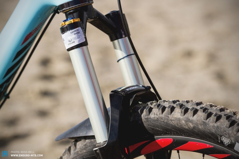 Upfront both run X-Fusion's Sweep Roughcut HLR fork with 160mm of travel.