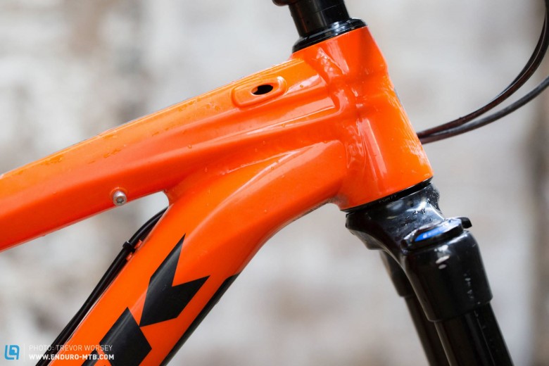 Smooth and Clean: The Slash 9 is manufactured from Trek’s Alpha Platinum aluminium, continuously extruded and butted at multiple points to keep the weight down. Clean and smoothed welds combine with the aggressive orange colour scheme to produce a frame that looks purposeful. 