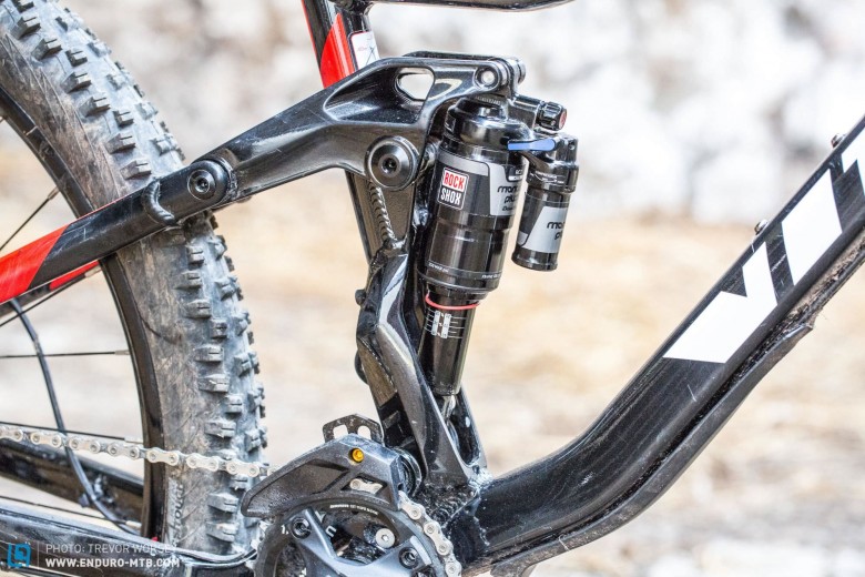Clever integration: The RockShox Monarch RC3 Plus DebonAir is neatly integrated into a pierced seat tube basket. This helps keep the centre of gravity low and allows Vitus to create a suspension kinematic that provides a fun and engaging ride.  