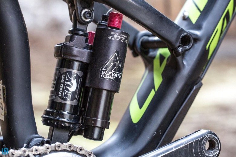 Attitude Adjust: The Fox Dyad 2 allows you to set separate rebound damping for each of the two travel modes. Operated by a bar-mounted lever, the ELEVATE mode provides an efficient climbing platform with 95mm of firm travel. When you hit the descents, the FLOW mode opens up the full 160mm of plush travel. 