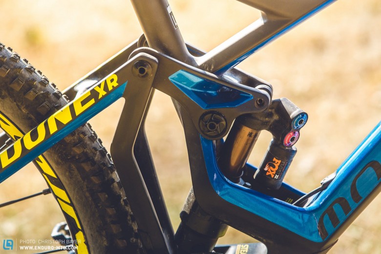 Maximum performance: The new Fox X2 damper has been designed in collaboration with World Cup downhill riders, and you can tell! It stays planted to the ground and delivers masses of traction without ever losing definition.