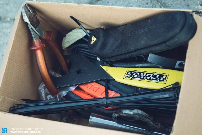 Werkzeug, Kabelbinder, Standpumpe, auch das wichtigste Werkzeug sollte mit in den Bike-Bag. Verpackt in einem Karton ist es auch nach Ankunft schnell und einfach zu finden. 