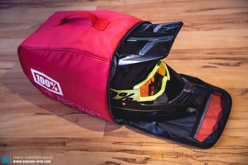 Zusätzlich zu einem ersten Handgepäckstück kann in der Regel der Fullface-Helm in einer Helmtasche problemlos mitgenommen werden.