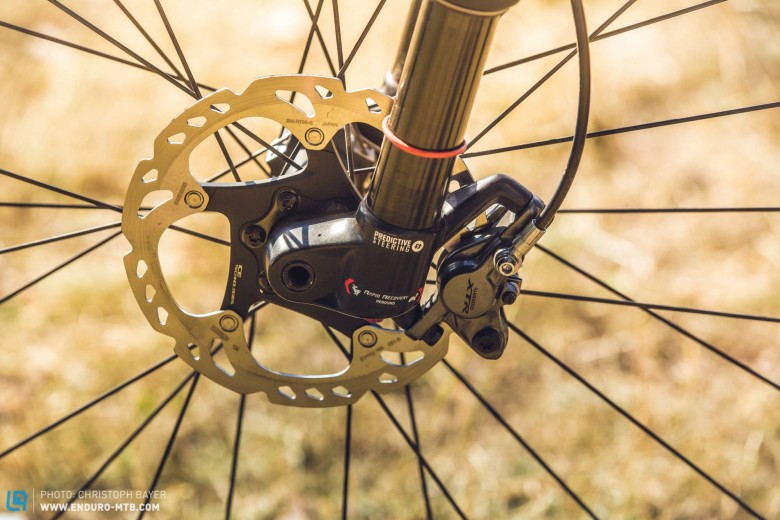 Particularly when it comes to XC bikes, there’s often a very fine line between achieving a low weight and delivering a sufficient performance. In the case of the Shimano XTR brakes we’d have liked more weight – that is, bigger disc brakes. The 160 mm discs couldn’t cope with everything we threw at them, and fade was the result. 