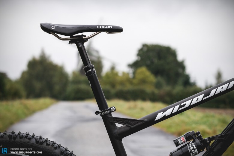 RockShox Reverb and Ergon SME3-S saddle provide a stable platform for pedaling.