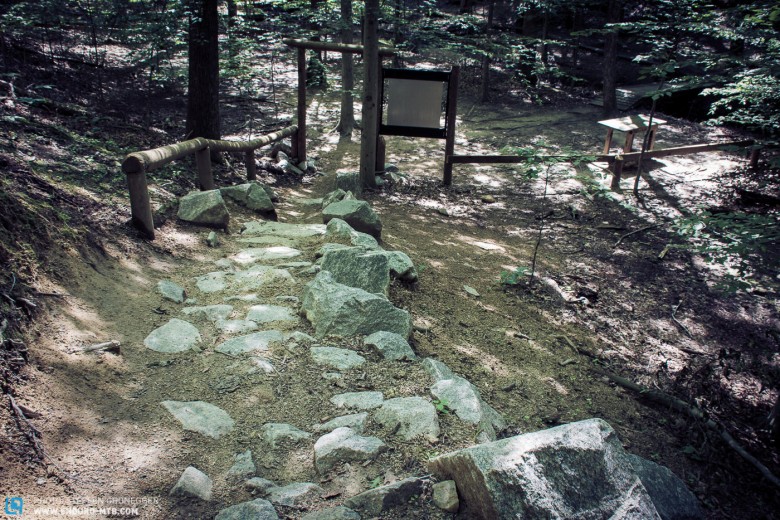 Ein Uphill-Steinfeld fungiert als „Selector“: der schwierige Einstieg zum fahrtechnisch anspruchsvolleren schwarzen Trail.