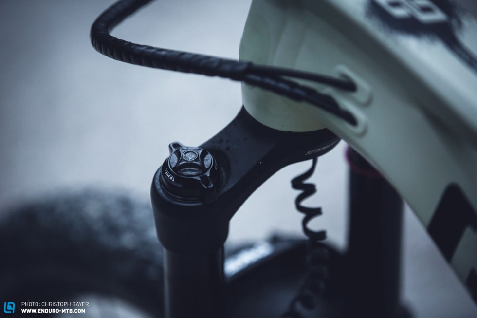 The RockShox PIKE delivers 150 mm travel and can be dropped by 30 mm. Along with the giant gear ratio of the Pinion gearbox, the result is a great (although admittedly heavy) climbing bike.