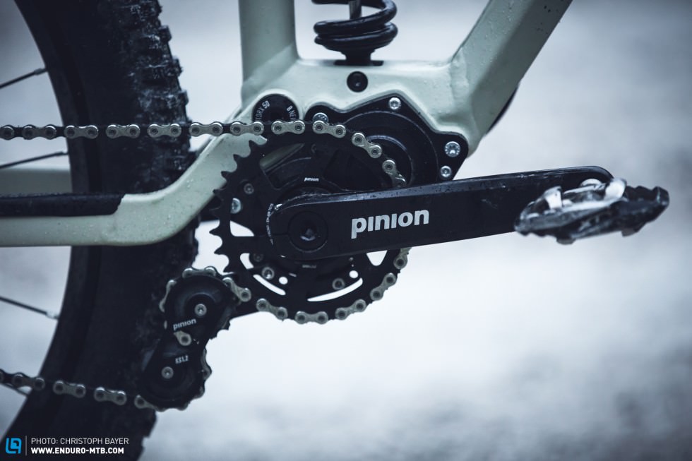 At the core of the ROAMR: In a position that offers protection and ensures great weight distribution, the Pinion gearbox, its 18 gears and gear spread of 636% are all brilliant – offering more range than a 3×9 drivetrain. Disadvantage: it’s significantly heavier than that conventional drivetrain.