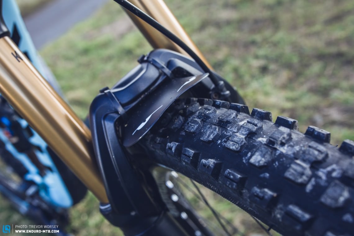 The Bontrager SE5  takes the aggressive knobs of the GE5 and adds them to a lighter carcass, with a 51/61a dual durometer compound.