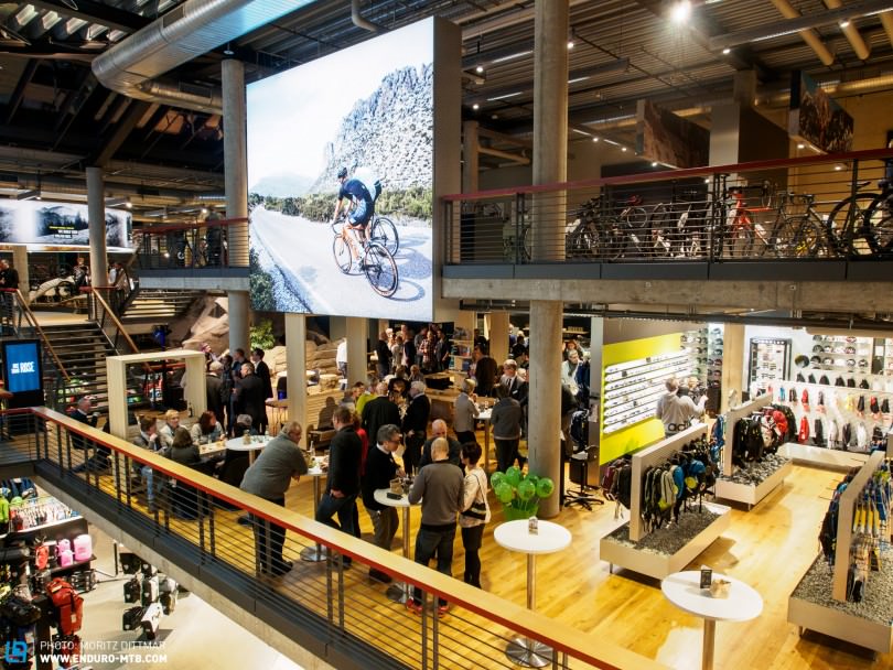 Das Café im ersten OG soll Treffpunkt für Kunden und aktive Radfahrer werden.