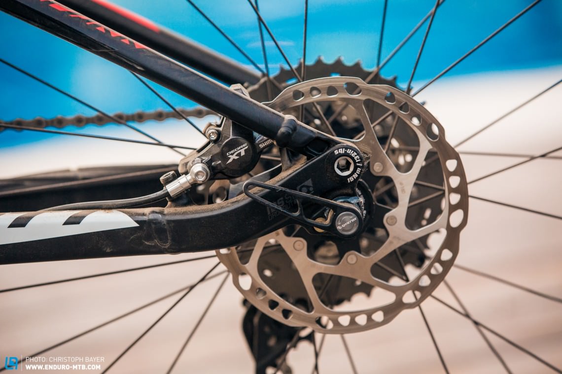 Die an mehreren Testrädern verbaute Shimano XT-Bremse verfügt an allen Bikes über einen stark schwankenden Druckpunkt. Selbst nach wenig Tiefenmetern wandert der Druckpunkt um mehrere Millimeter, wodurch die Bremse nur schwer dosierbar ist.