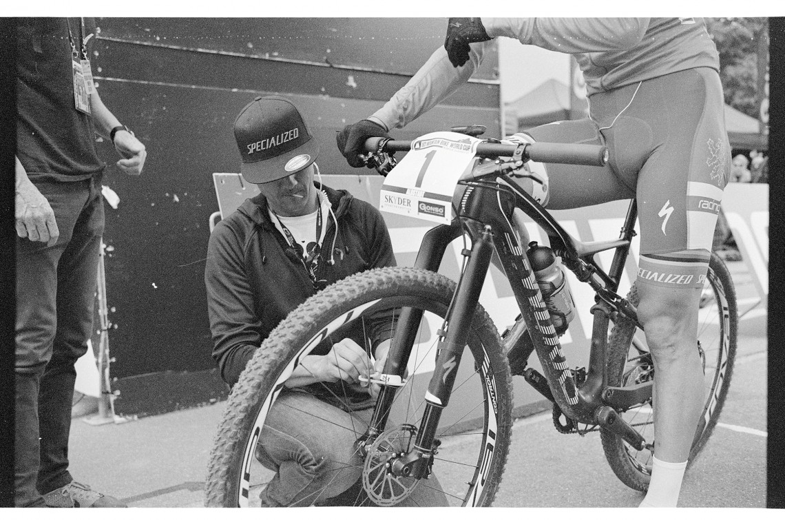 Teammanager Benno fixiert den Transponder an Kulhavys Bike