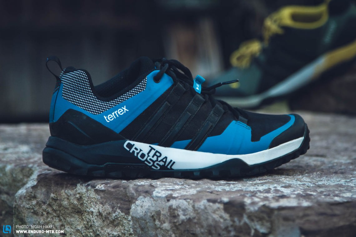 Weighing in at 900 g, can the new Adidas Terrex Trail Cross SL outmaneuver their ancestors’ shortcomings? Retailing at 129.95 €, the price remains the same.