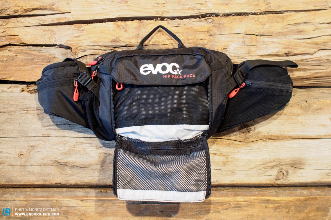 There’s easy access to the most important tools of the EVOC Hip Pack Race thanks to the full opening of this compartment.