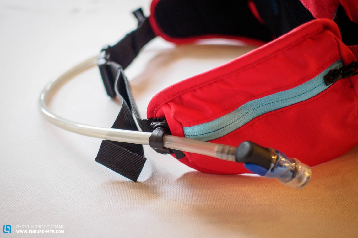 The magnetic clip of the EVOC Hip Pack Race for the hose can also be fixed onto your jacket.