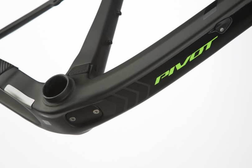 In detail: the oversized box section of downtube and bottom bracket area and the Pivot Cable Port System carries cables, housing, wires and batterie.