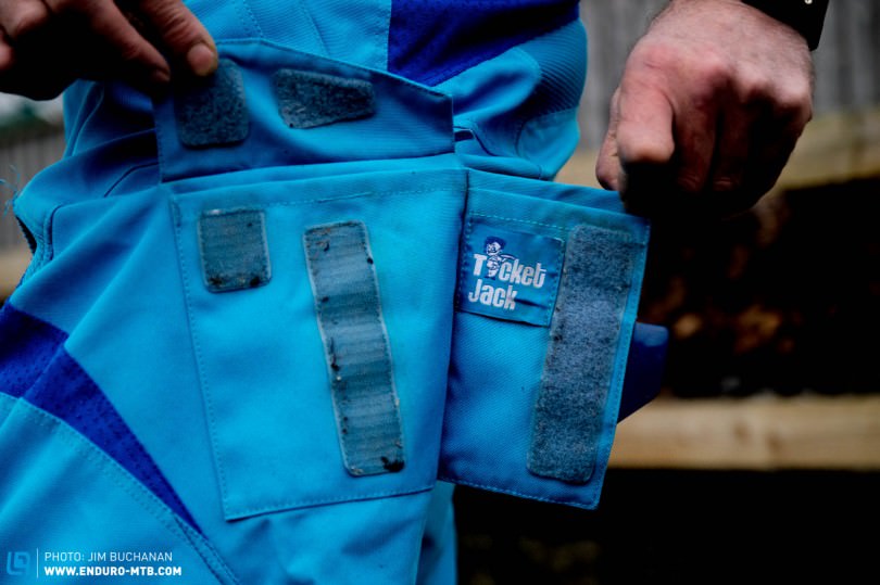 Ausgestattet mit praktischen Klettverschlusstaschen konnten Gel, Tool oder Handy bequem verstaut werden.
