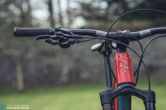 Schwer zu dosieren: While the Shimano M8000 XT brakes on our Ibis Mojo 3 are certainly powerful, we did not like the vague bite point.