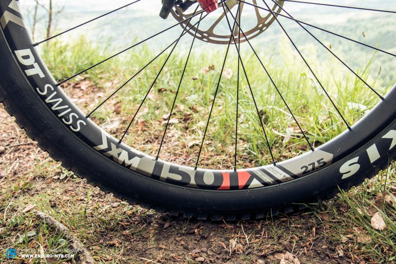 The DT Swiss XM 1501 SPLINE 40 mm Boost wheels provide enough stiffness and are visually matched to this trail bike.