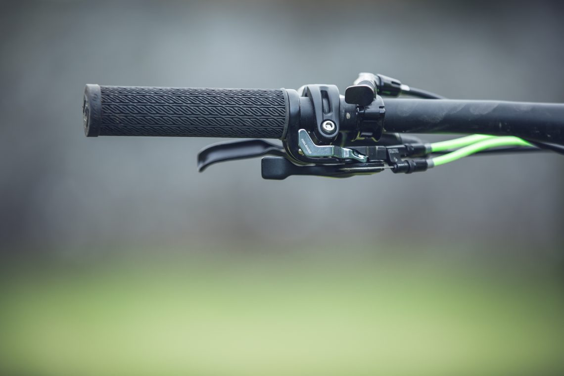 The SCOTT Genius 710 Plus TwinLoc system allows the rider to adjust the compression damping of both the fork and shock with the flick of a lever. 