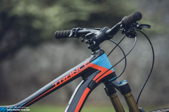 Nein, nein, nein: E70 mm stems and 730 mm bars are not good enough for an aggressive 140 mm trail bike. We would suggest a 50 mm stem and at least a 750 mm wide handlebar.