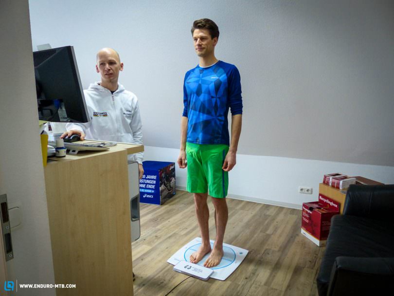 Über ein Sensorboard ermittelte er zunächst die Druckverteilung meiner Füße und erläuterte mir dabei die individuellen Besonderheiten.