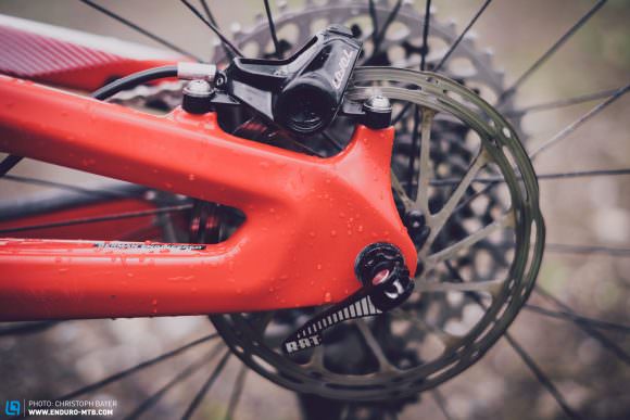 The SRAM Level brakes deserve praise, but a true highlight comes in the form of FOCUS’s Rapid Axle Technology thru-axle, aka RAT, which hugely simplifies the act of changing a wheel.
