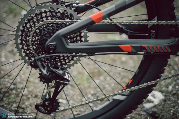 Both the carbon and the aluminium top of the range models features the new SRAM X01 Eagle drivetrain.