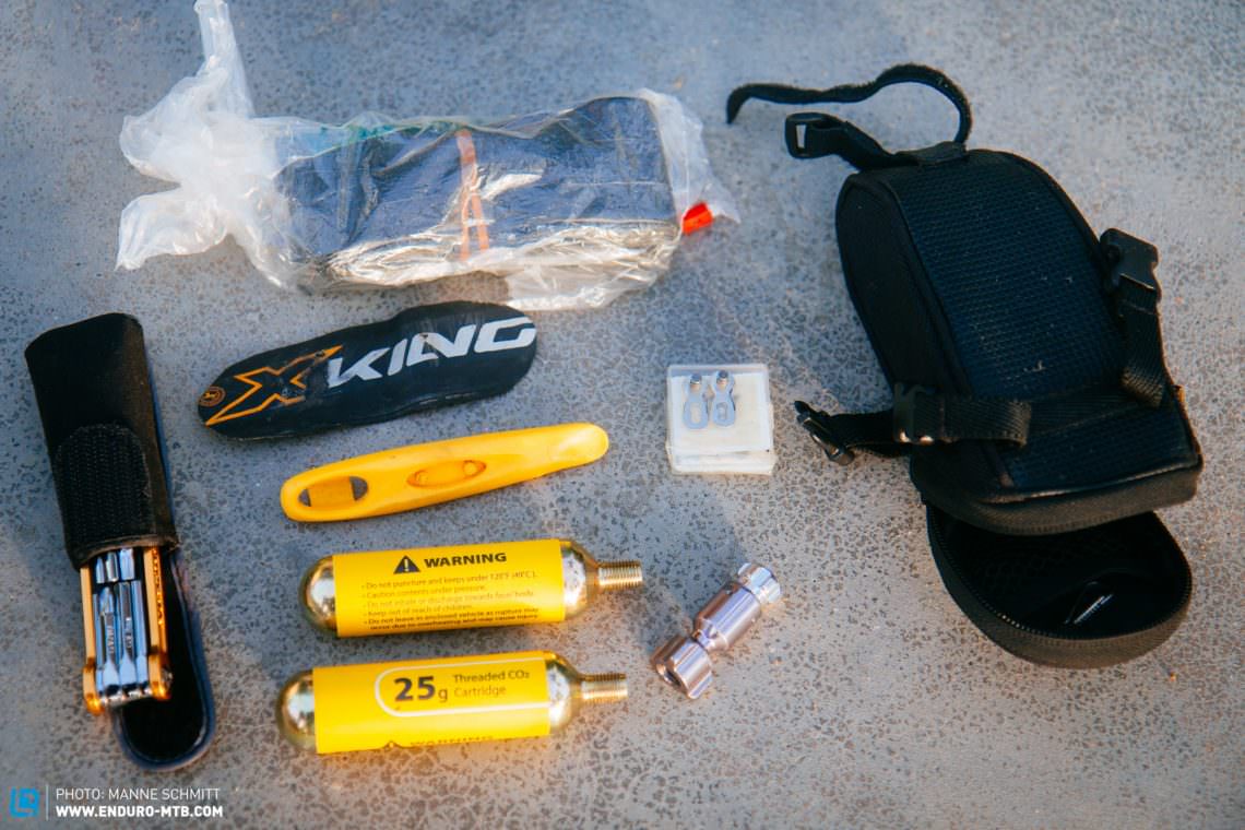 Yuki’s saddle bag houses a spare tube, tire lever, a tire boot, a Topeak Minco C02 pump (weighing 15 g) with two cartridges, 2 chain quick links and a Topeak Mini 20 Pro multi-tool. 