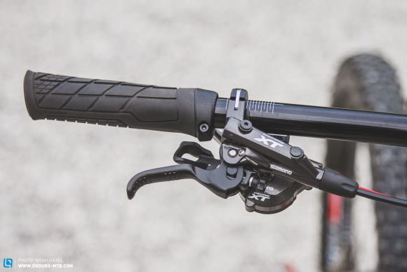 The current range of Shimano XT brakes with 180 mm rotors gave more rise for complaint on the ROTWILD, and its vague biting point was on the receiving end of some curses.