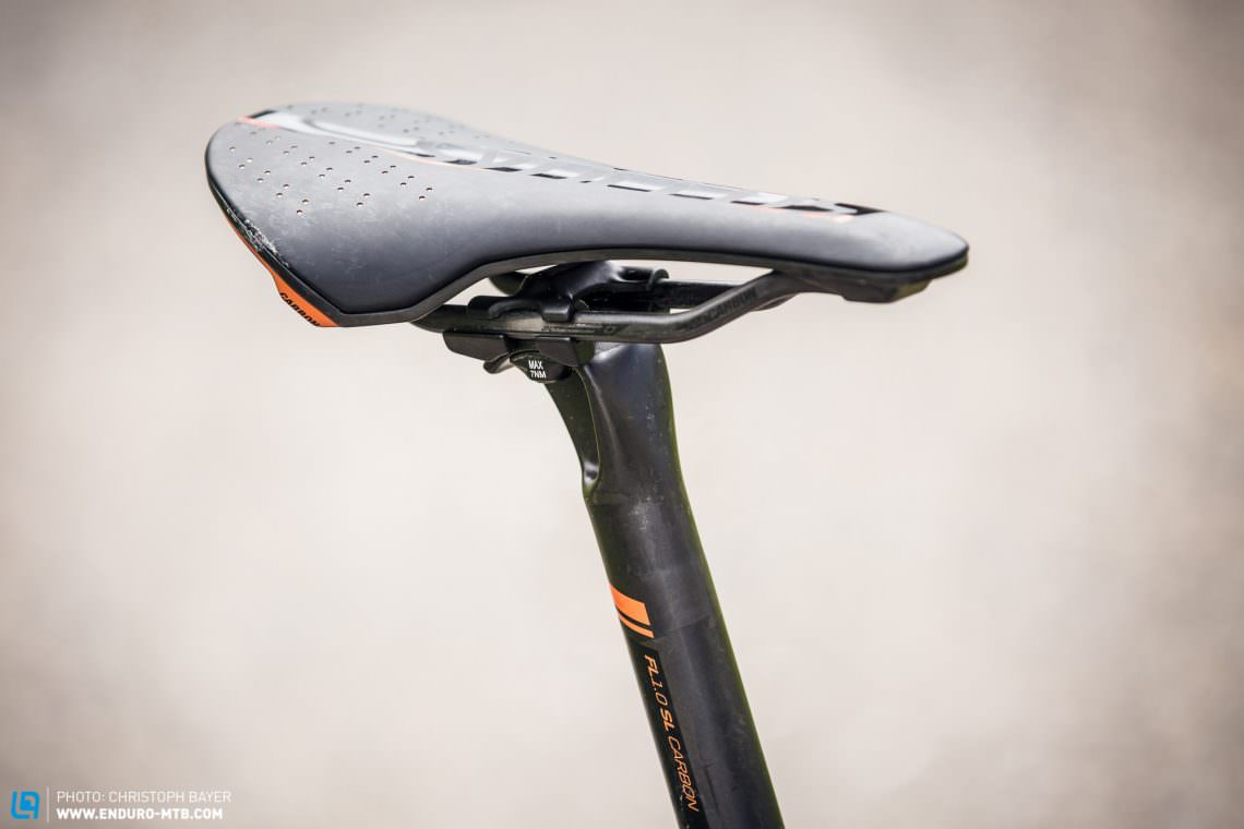 Lightweight carbon parts from Syncros do their bit to keep the weight low. 