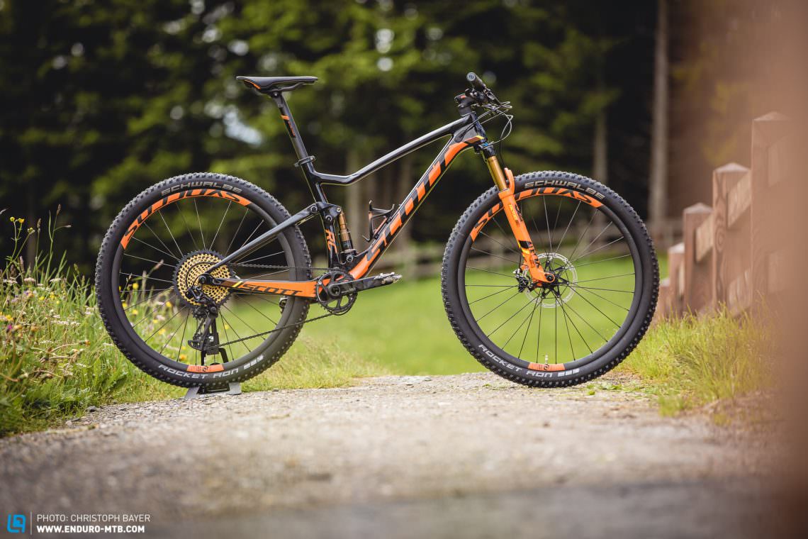 Super light and super quick – this is the new SCOTT Spark in the RC SL model, weighing in significantly under 10 kg. For starters, SCOTT will offer the bike in three versions.