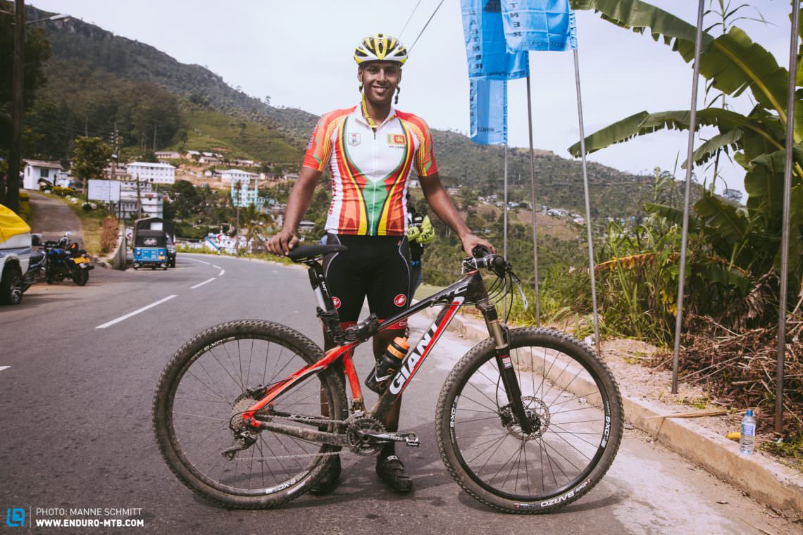 Dane Nugara aus Negombo ist Sport-Soldat bei der Airforce in Sri Lanka und National Champion auf dem Rennrad. Sein Mountainbike wurde ihm ein Tag vor dem Rennen ausgeliehen und ist ihm zwei Nummern zu klein. nicht nur zu kleinDas von ihm gefahrende Mountainbike b