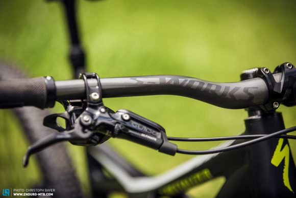 The overall weight is kept low thanks to sublime parts like the S-WORKS carbon bars with a rise of 20 mm.
