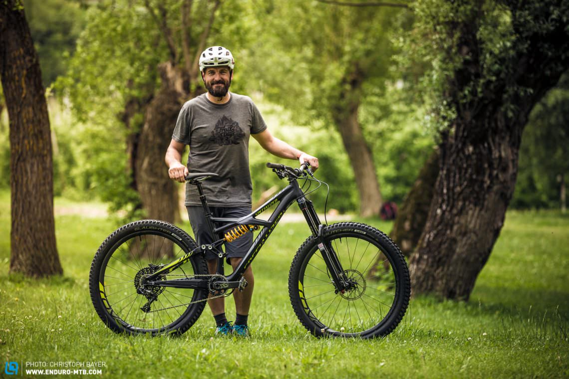Sebastian proudly presents his newest charger: a lightweight Specialized Enduro Expert Evo at 13.7 kg including pedals.