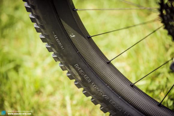 Edle, steife Carbonlaufräder sorgen am Specialized Enduro Expert Evo für eine schnelle Beschleunigung und ein präzises Handling. 