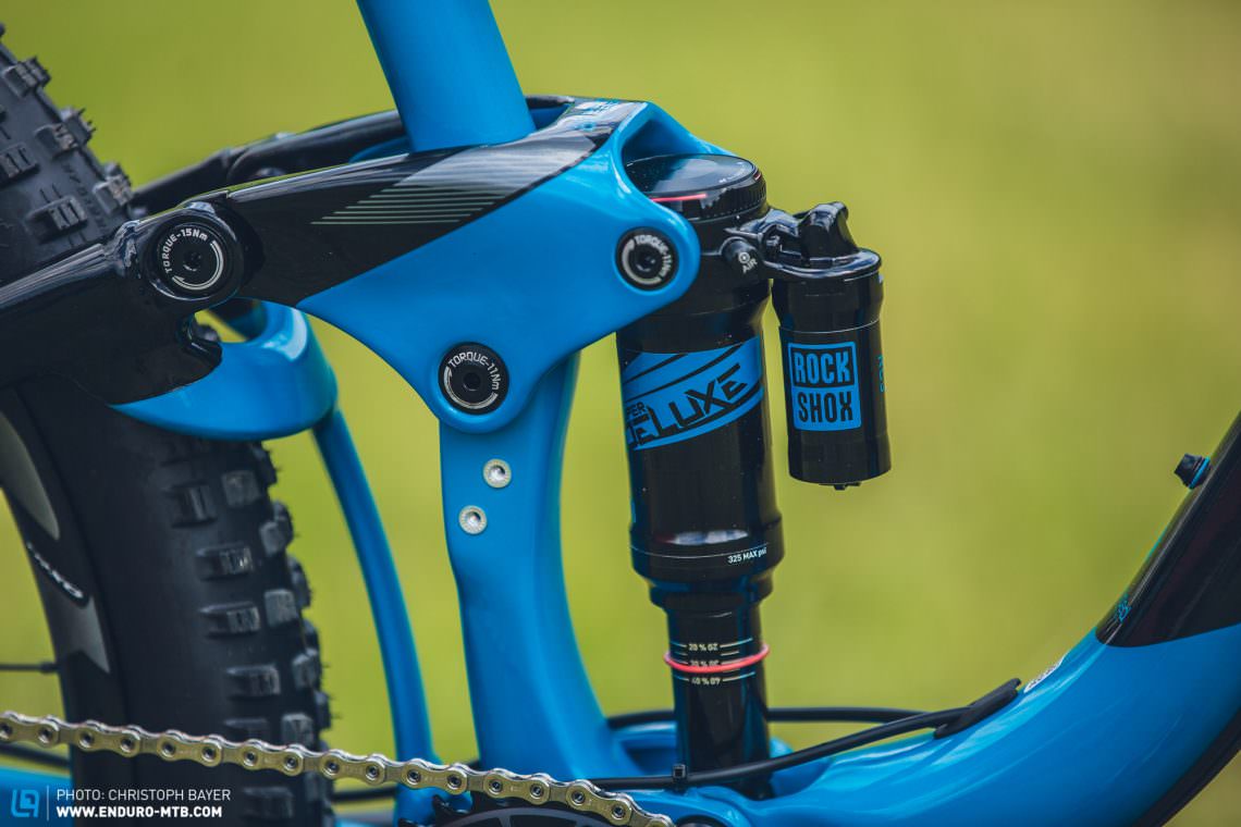 New rocker arm, new rear shock: the RockShox Super Deluxe rear shock with a trunnion mount is making itself known on many of the new bikes for 2017 and the Giant Trance is no exception.