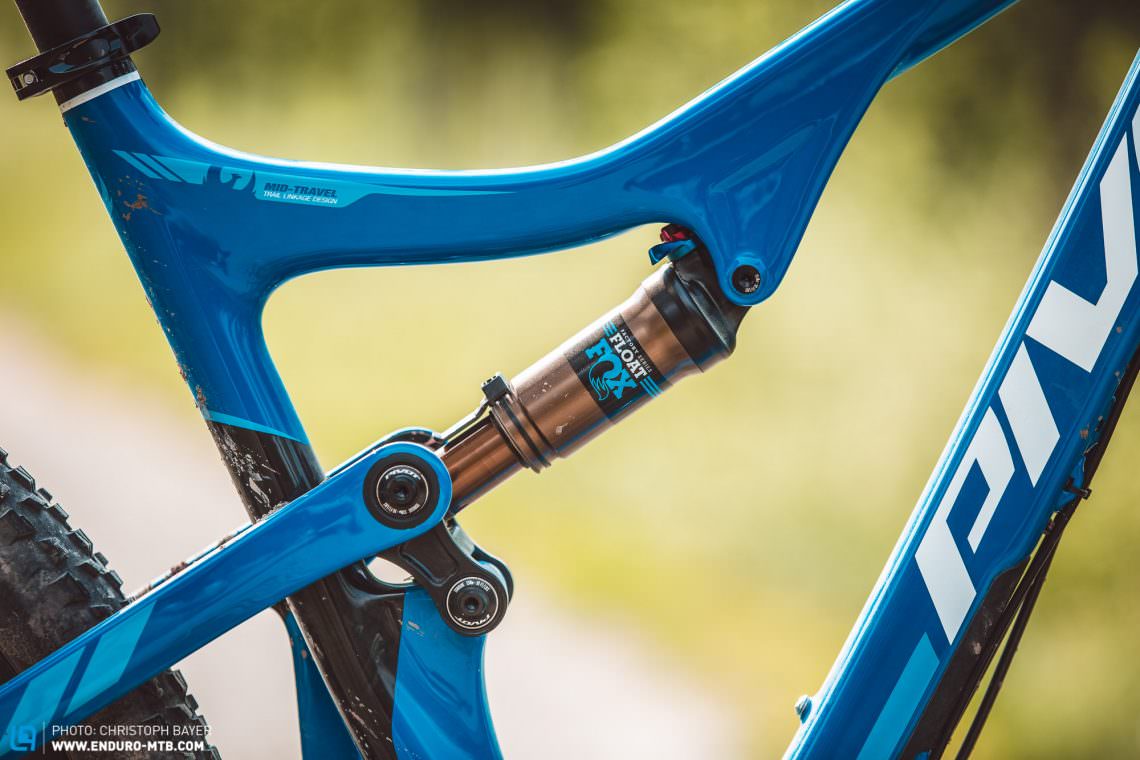 The smooth carbon frame design and meticulous paintjob give the Pivot a breath-taking silhouette.