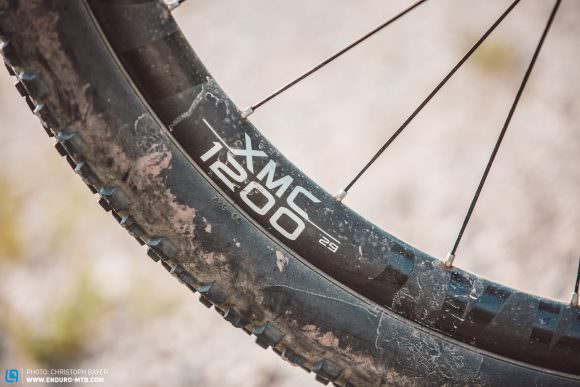Lightweight and stiff: The DT Swiss XMC 1200 wheels are fast rolling and propel the 429 Trail forcefully over the trails.