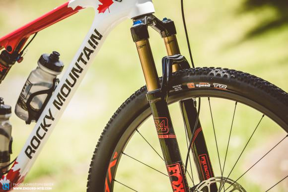 The firm FOX 34 fork are a regular on trail bikes and totally in tune with the Element’s concept.