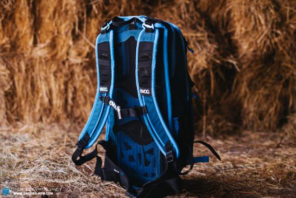 The BRACE LINK is a huge asset to comfort, and the backpack has just enough bounce room on steep descents. The width can also be altered to fit jock-like shoulders or snake-like whippets.
