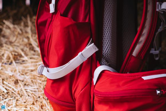 Multi-purpose tensioning straps on the side: compress the bag and secure your protectors.