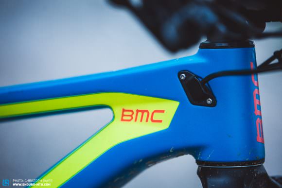 Despite the internal cables and clean lines, the bright colourway cheapens the otherwise stylish carbon frame. We’d love to see a return to the previous cool and understated look.