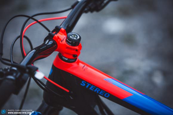 We’re big advocates of colour-coordinated parts, but the red Syntace stem goes too far! These red tones don’t match at all – here, less is more!