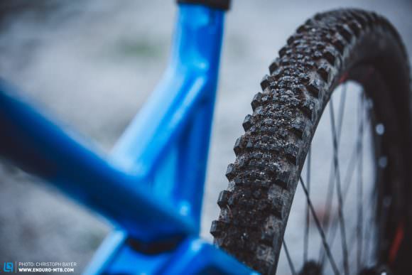 On dry, hard-packed trails, the rear Minion SS gets a seal of approval with its low rolling resistance and ample grip. However, let some rain fall and be prepared to wallow in mud: if you don’t fancy changing tires constantly, then it’ll be wise to mount a Minion DHF at the rear instead and cover your bases.