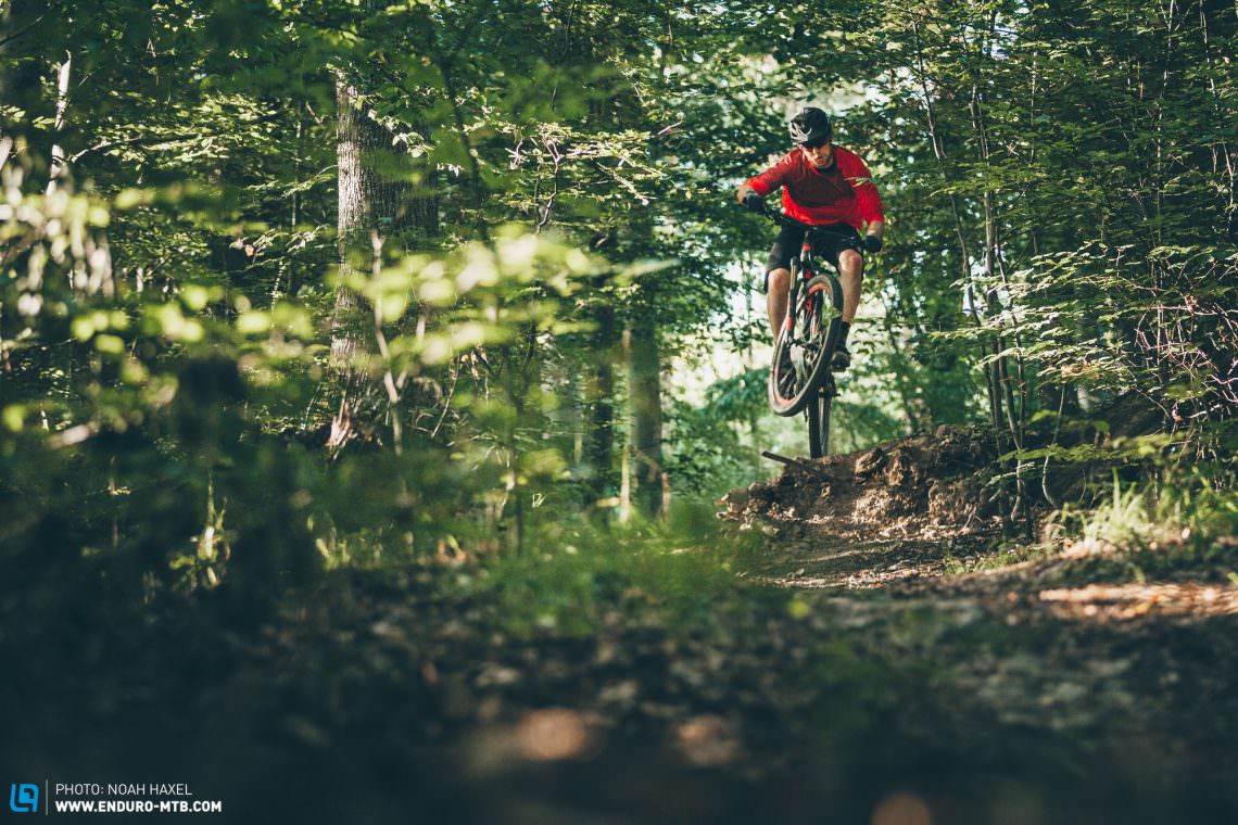 The suspension keeps the bike satisfyingly planted to the trail, and there’s the welcoming sense that it easily outclasses its 135 mm of travel when you hitting rough stuff and jumps.