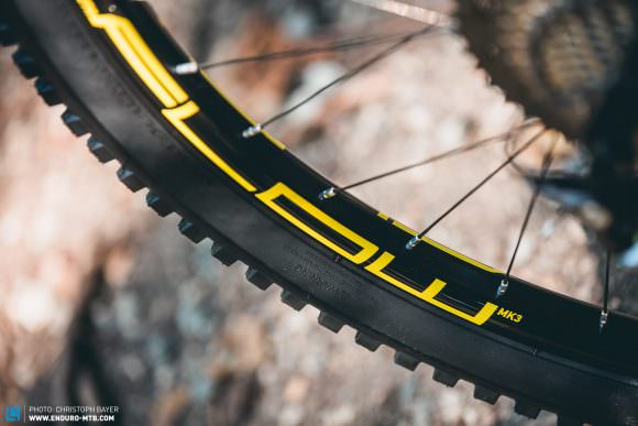 Rocky Mountain hat das Slayer für die Verwendung von Wide-Trail-Reifen konzipiert. Was dahintersteckt? 2,5" breite Reifen auf mind. 30 mm breiten Felgen (innen).