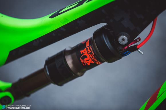 While most bikes go out of their way to make the rebound dial hard to find, the FOX Nude rear shock that has been especially designed for SCOTT is a wonderful break from convention.