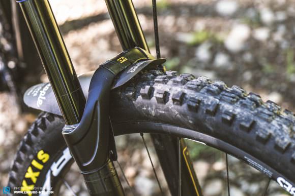 The MAXXIS Minion DHF 2.5 provides aggressive bite at the front.