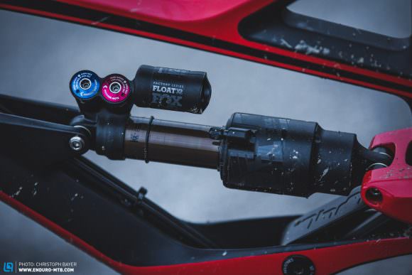 The FOX X2 is probably the best air shock on the market right now. It has recently even become available with a climb switch: a wise upgrade for the CAPRA. Get it done with a service from FOX and expect to pay around € 200.